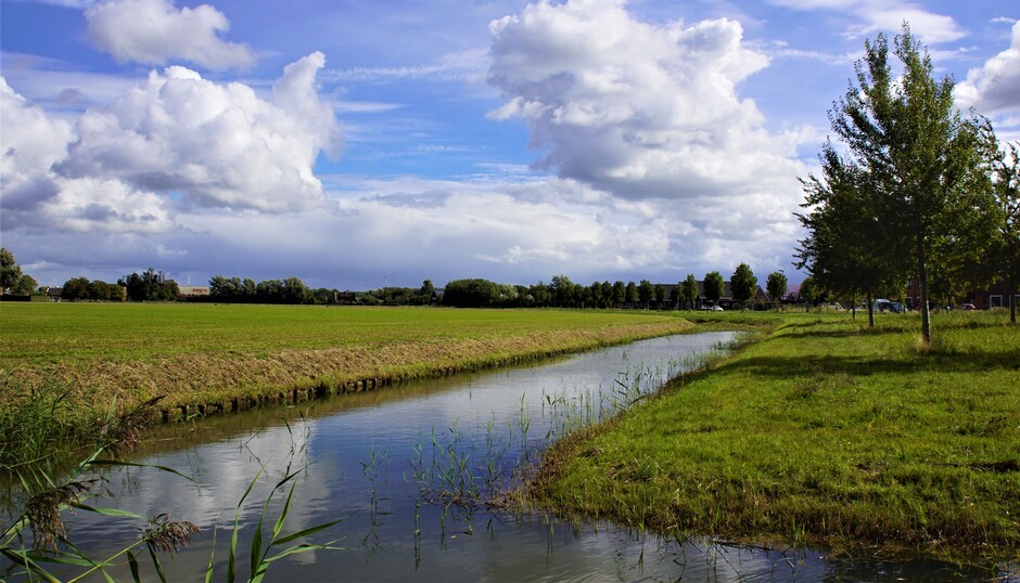 zon blauw wolken opklaringen in de polder  12 gr 