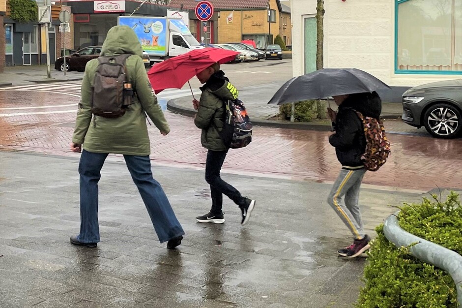 Hollands weer regen wind, paraplu naar school, regen terras