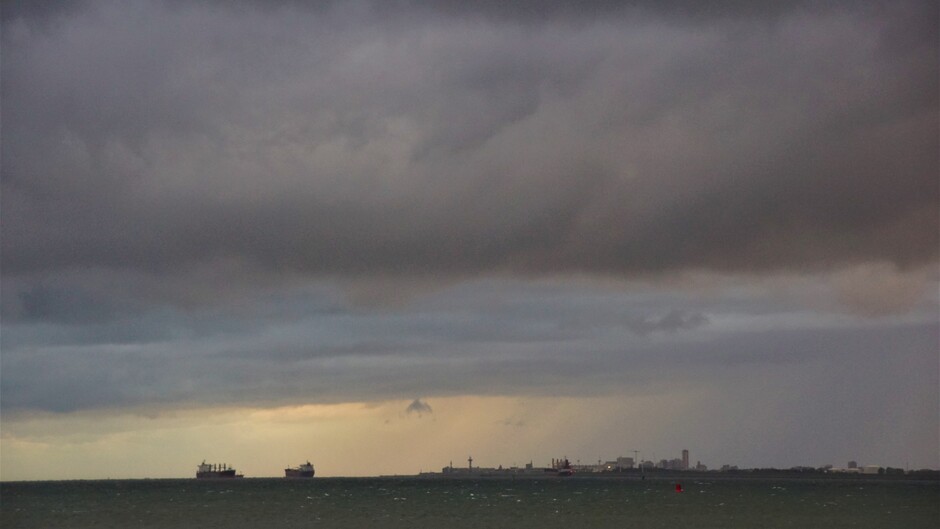 donkerewolken op de Westerscheld met zonondergang 11 gr regenachtig
