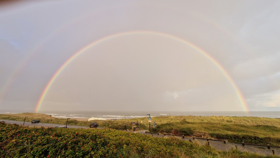 Dubbele regenboog boven de zee in Noordwijk