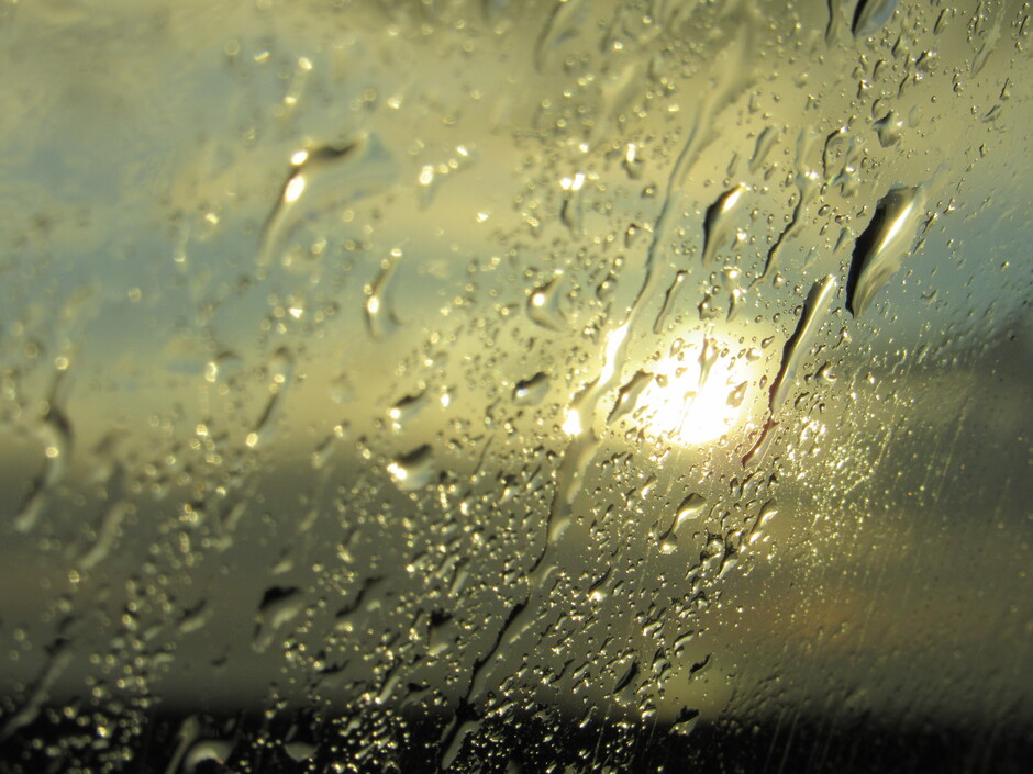 Zon en regen, genieten bij een prachtige zonsopkomst, in de regen