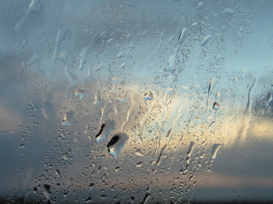 In de auto wachten totdat de zon zich laat zien, een regenbuitje en dan rond 8.00 uur is hij er, de zon!
