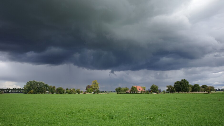 Dreigende wolkenluchten met regen in Midden-Nederland 