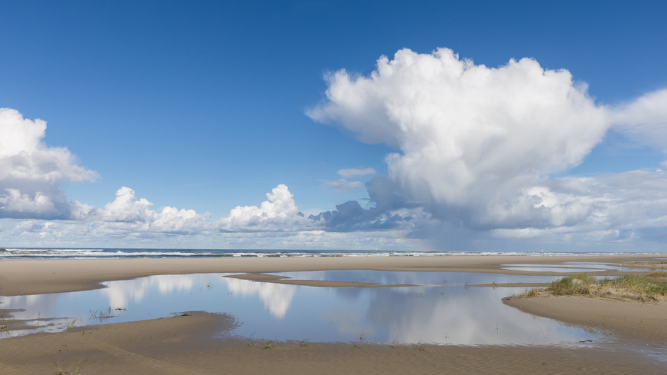 Wolkenspiegel op het Noordzeestrand Vlieland.