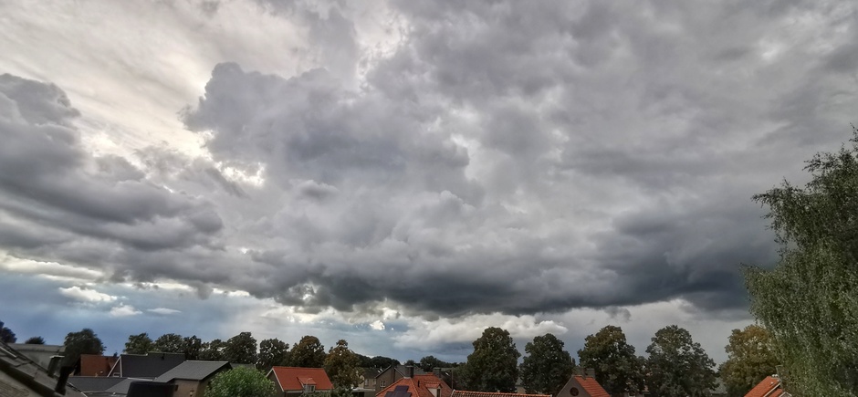 Donkere luchten vanmiddag boven Doornenburg 