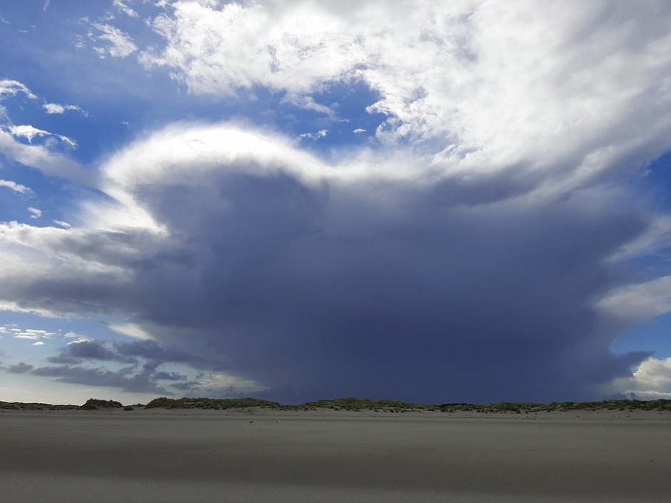 Prachtige wolkenluchten boven Schiermonnikoog, met regenboog
