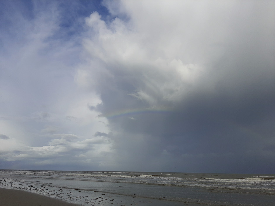 Prachtige wolkenluchten boven Schiermonnikoog, met regenboog