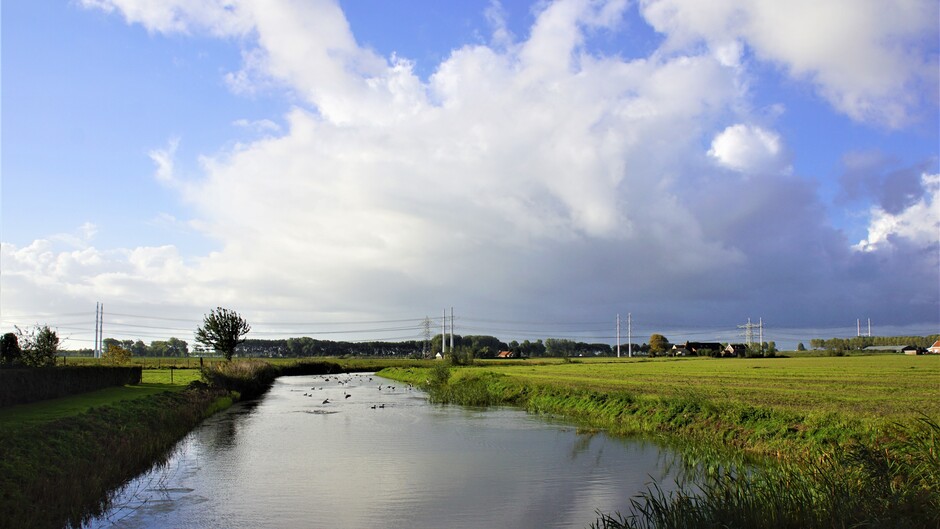 zon blauw grote wolken 17 gr 14.00 uur bij de sloot in de polder