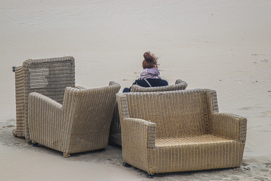 Zittend in een stoel op het strand 