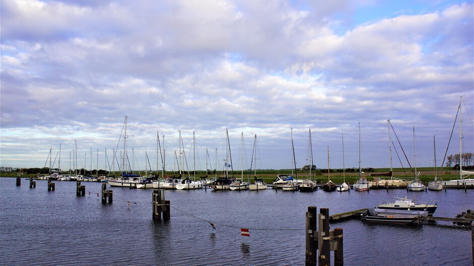 zon blauw wolken 14 gr op het kanaal met boten