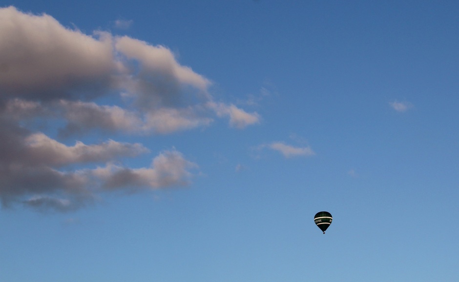 Luchtballon en wolken in de vroege avond