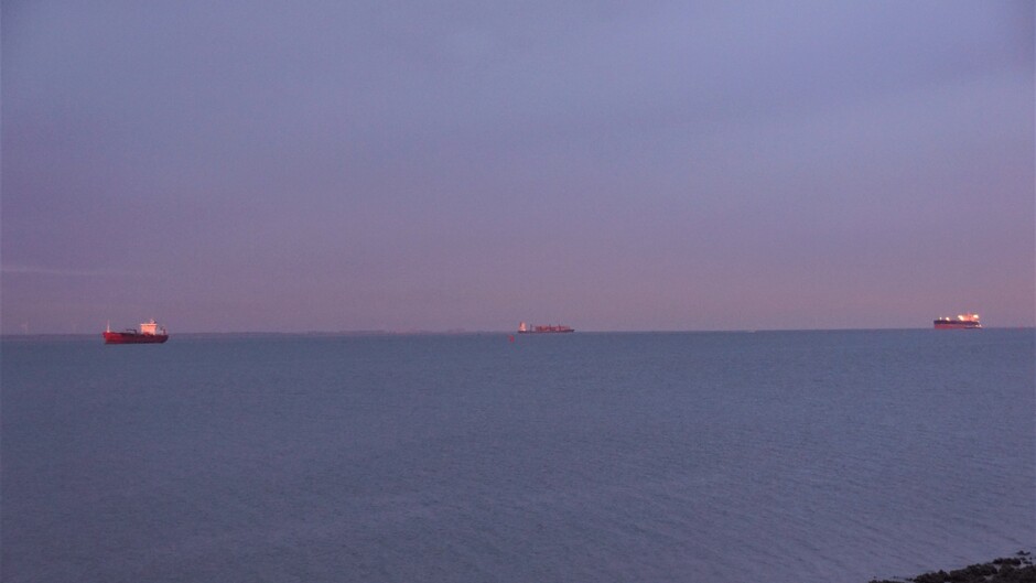 bewolkt morgenrood op de Westerschelde met schepen