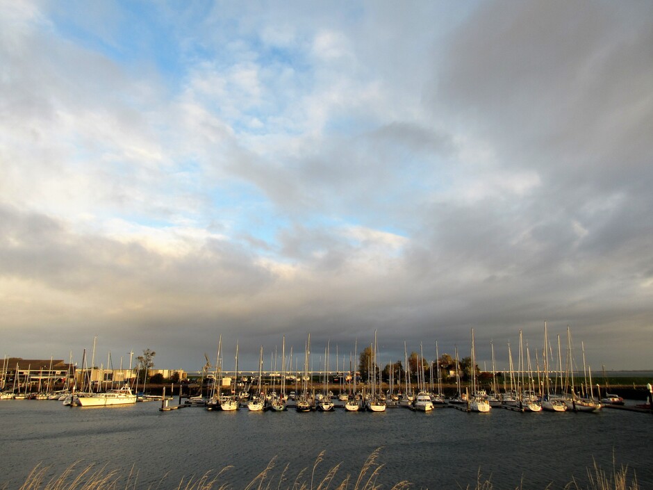 Zon en wolken vanmorgen vroeg bij de Jachthaven