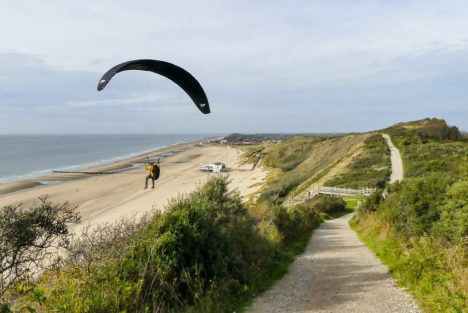 Hoge sluierwolken fletszonnetje wind voor paragliders