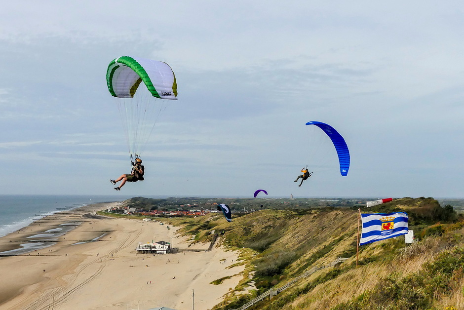 Hoge sluierwolken fletszonnetje ideale wind voor paragliders