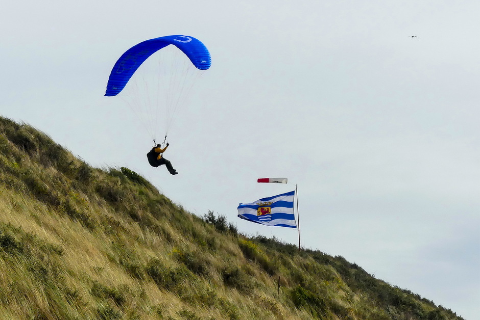 Hoge sluierwolken fletszonnetje ideale wind voor paragliders