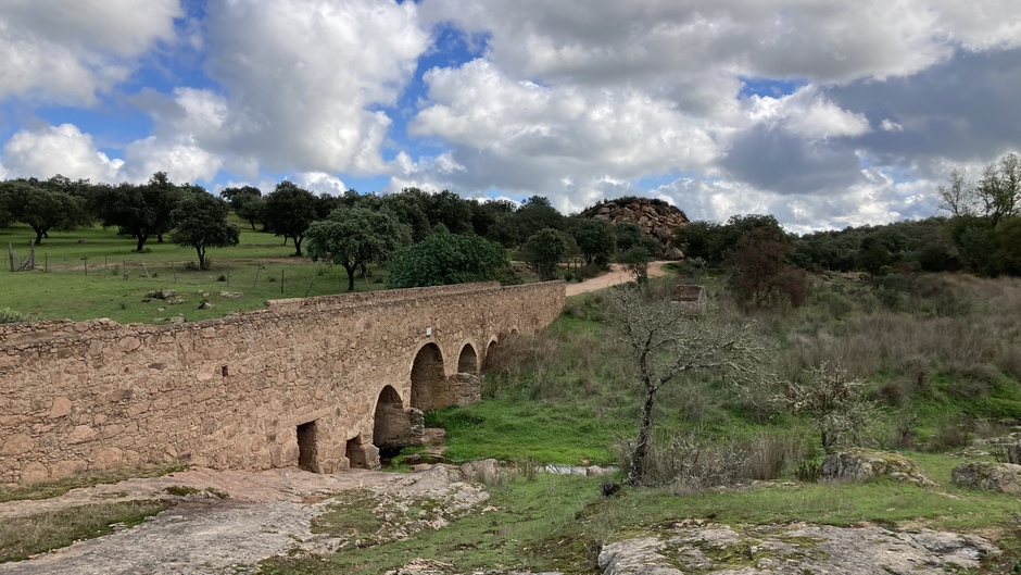 Er vloeit weer water onder deze Romeinse brug in Portugal.