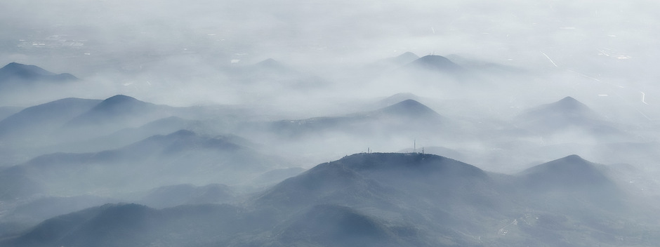 Italië in de mist vanuit vliegtuig 