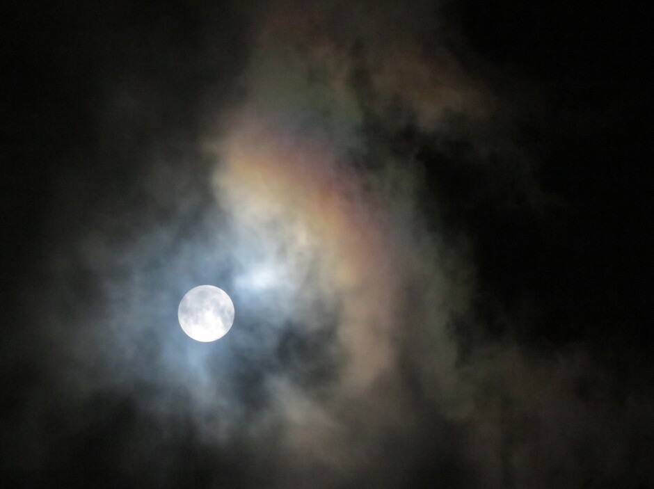 Regenboog kleuren bij de Maan 