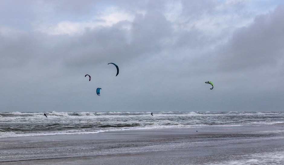 Kitesurf weer! Harde wind, beste golven maar niet koud!