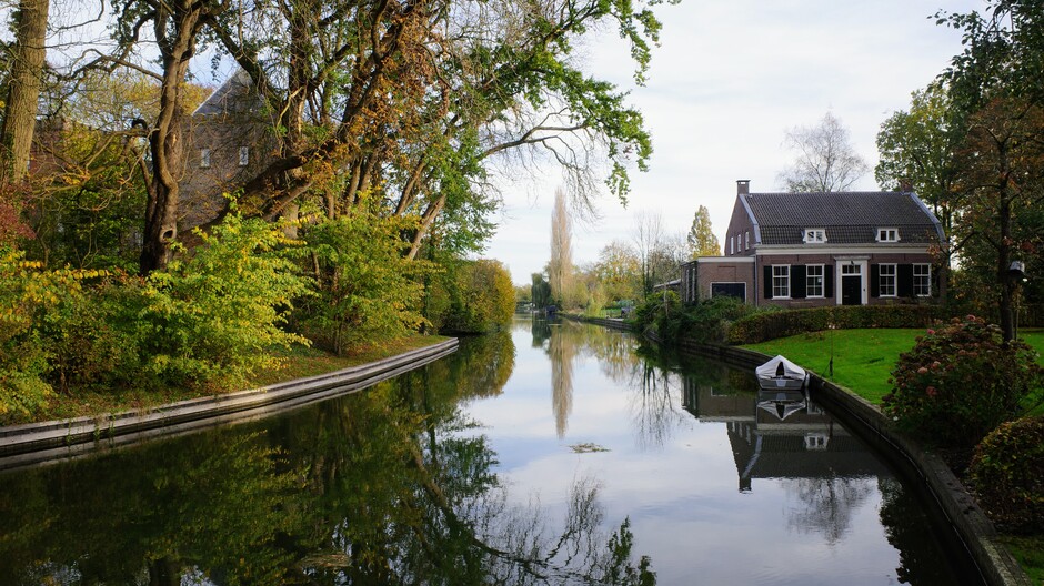 Zonnig weer, herfstlandschap en fraaie reflectie langs de Kromme Rijn 