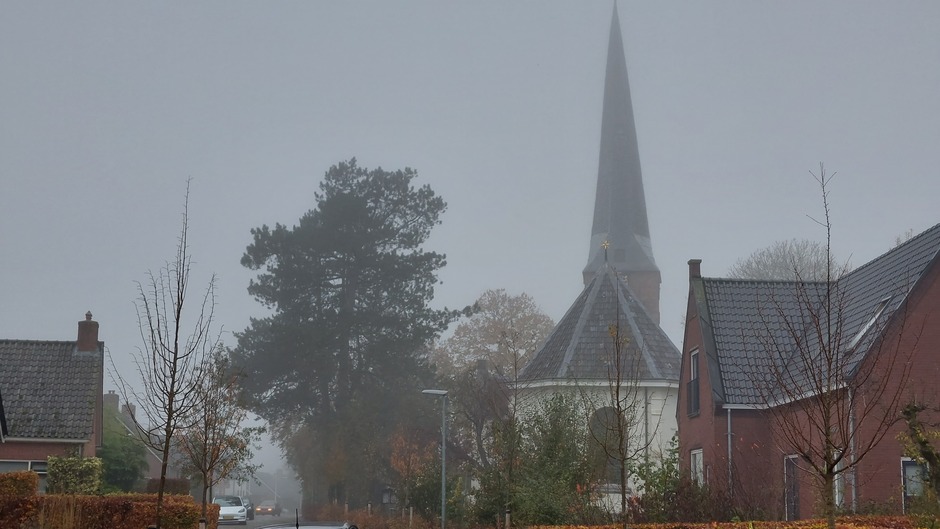 Kerktoren in de mist 11.30 nog steeds mist