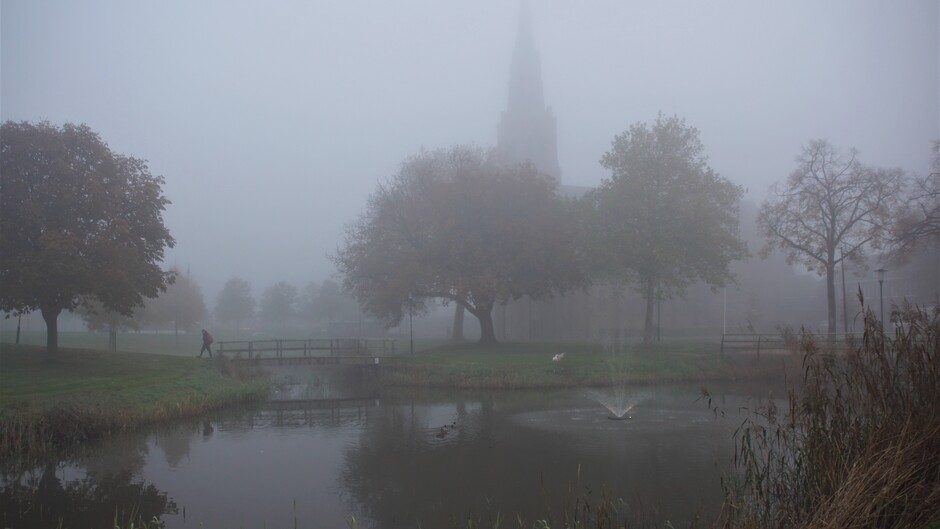 een mistige morgen rond de kerk 3 gr 100 meter zicht