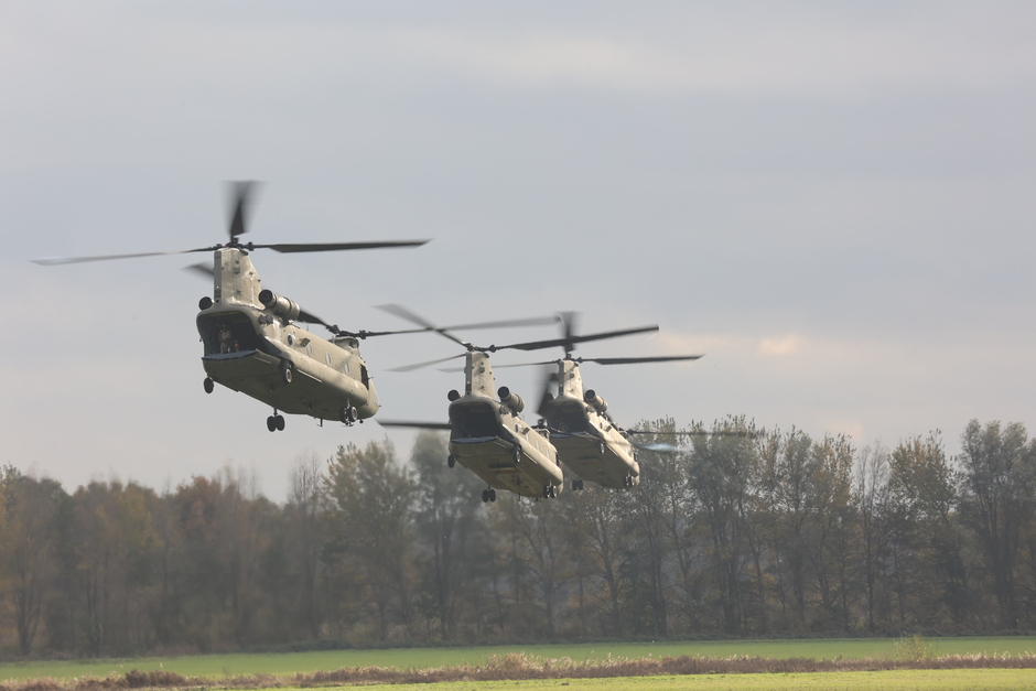 Falcon Autumn oefening te Valkenburg (ZH), van de Luchtmobiele Brigade met helicopters uit Polen en Nederland