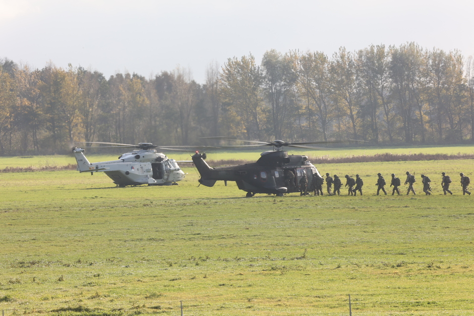 Falcon Autumn oefening te Valkenburg (ZH), van de Luchtmobiele Brigade met helicopters uit Polen en Nederland