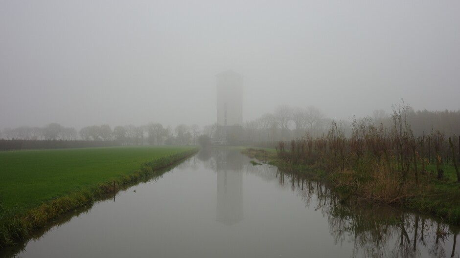 Mistig verstild landschap in Midden-Nederland 