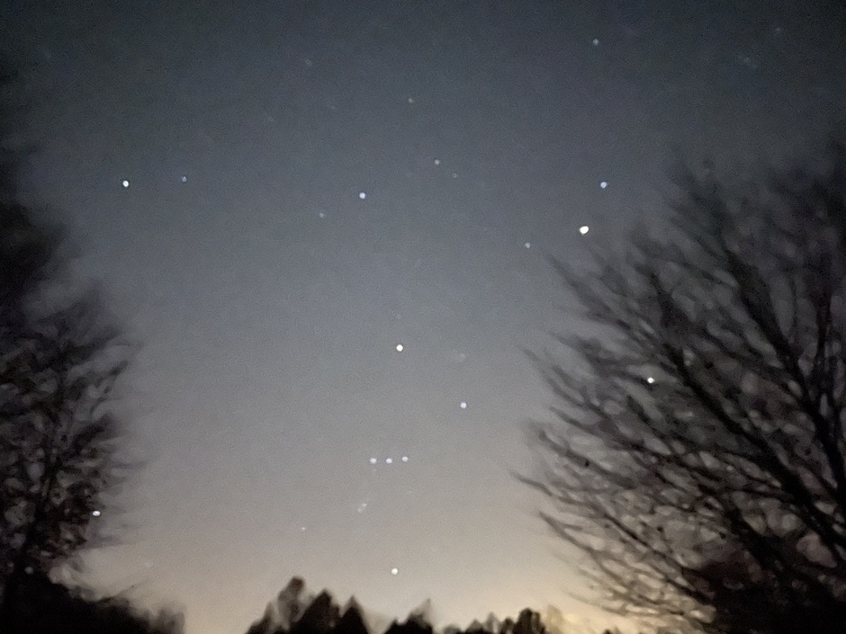 Een hele heldere sterrenhemel. Mars en Orion te zien. 