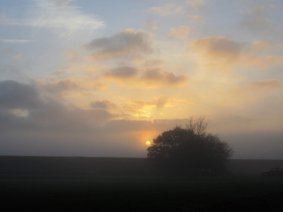 Stilte in de mist bij zonsopkomst, een oranje bal hangt in de lucht, wat is dit toch genieten!