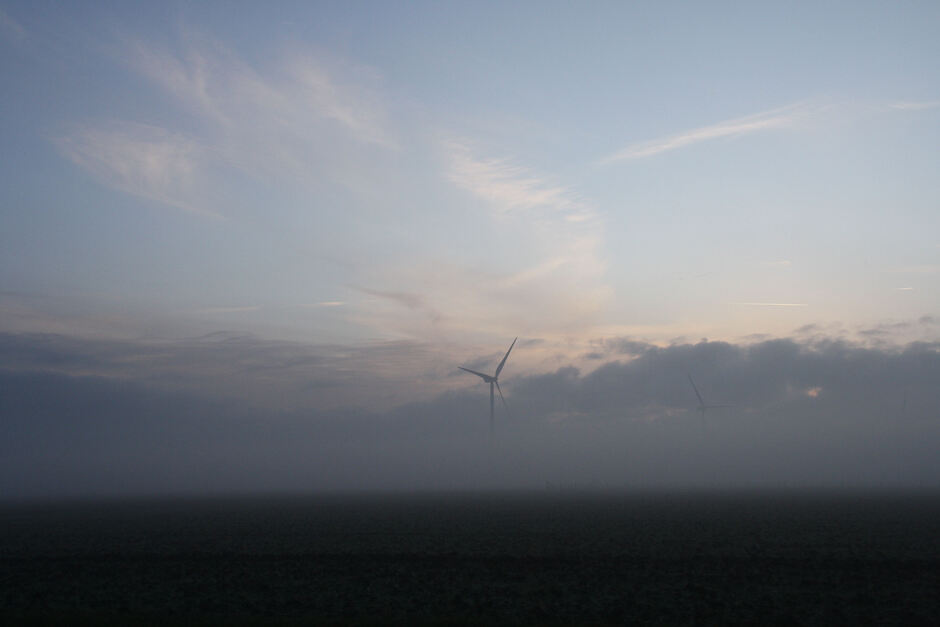 Windmolens in de mist