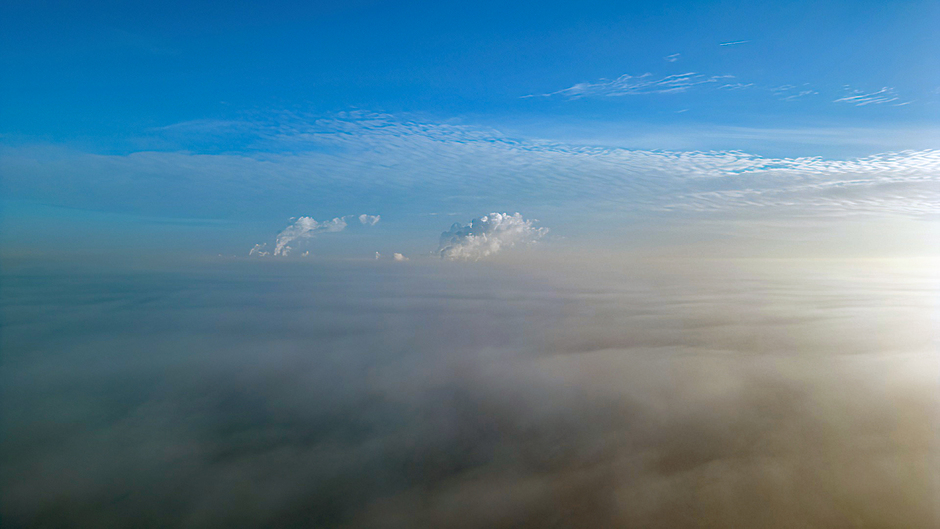 Pyrocumulus wolken boven de mist