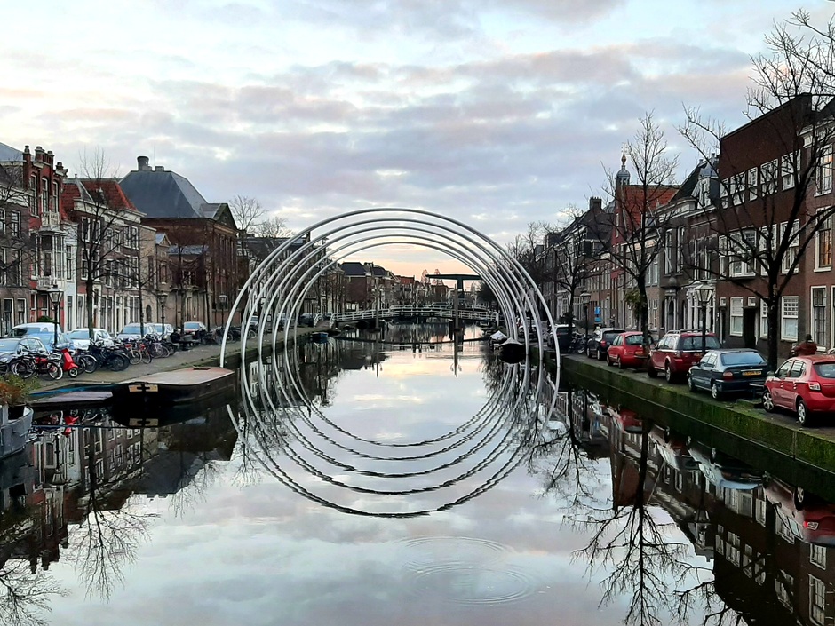 Leiden 16.30 uur. Schitterend de spiegeling en de lucht boven de gracht.