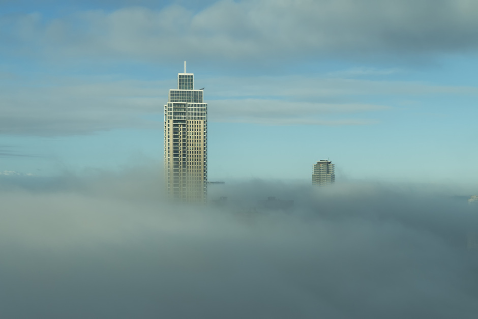 Rotterdam in de mist vanaf hoog gebouw