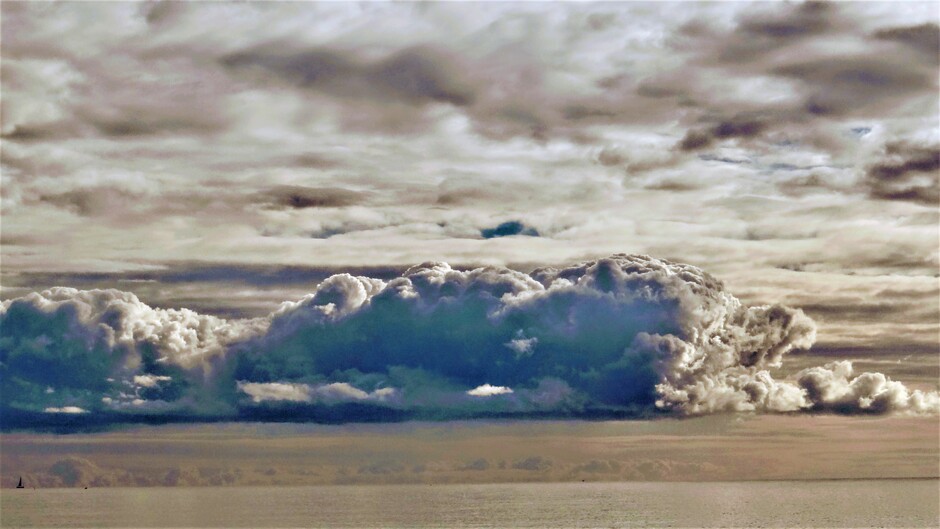 Dreigende wolken drijven het kustgebied van Altea binnen.