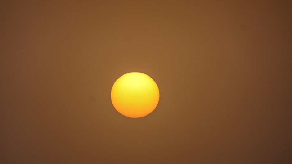 De zon  door de mist