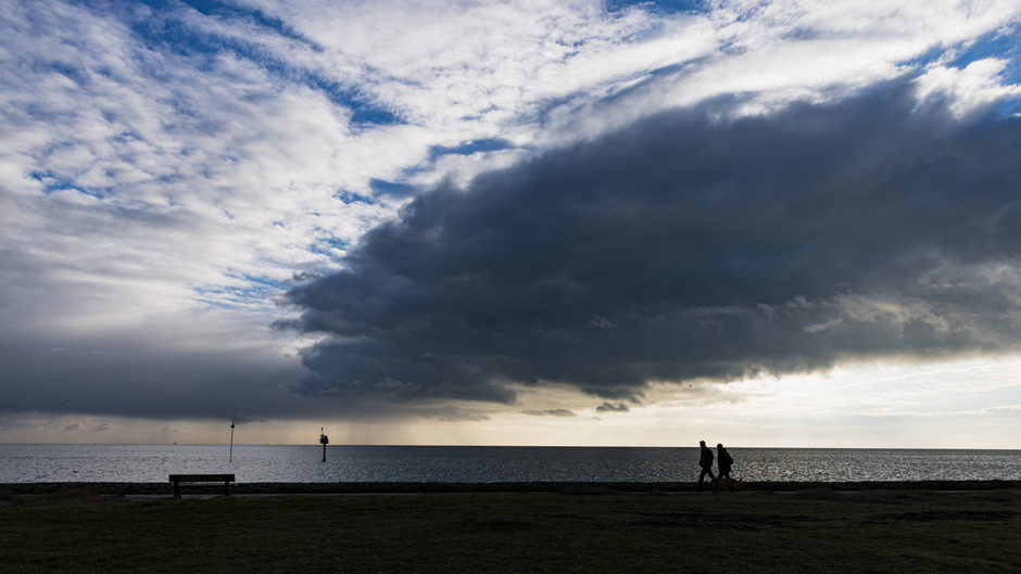 Forse regenwolk boven Waddenzee bij Vlieland.