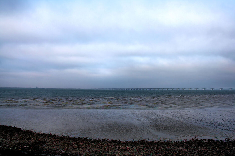 Zeer laag water en veel wind aan de kust, 15.35 uur, Colijnsplaat (Zeeland)