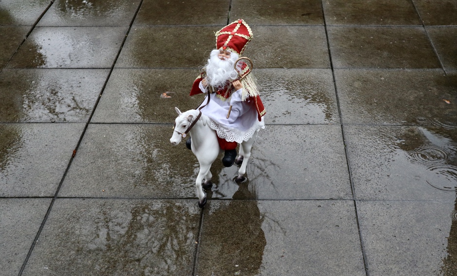 Sinterklaas in de regen 
