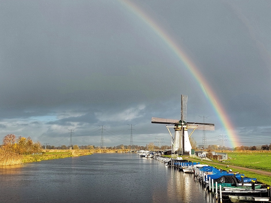 Mooi regenboogweer bij de molen