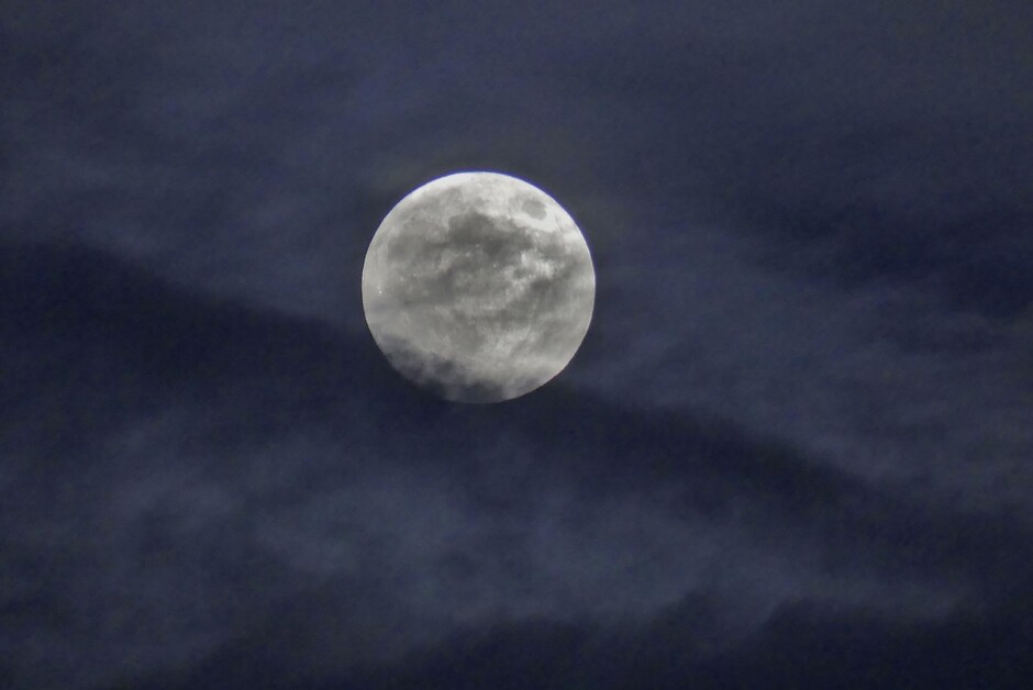La Luna tussen de wolken