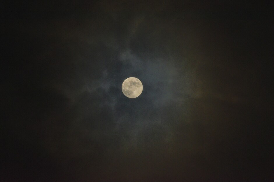 Inmiddels geheel bewolkt, maar toch hebben we nog even de volle maan gezien.