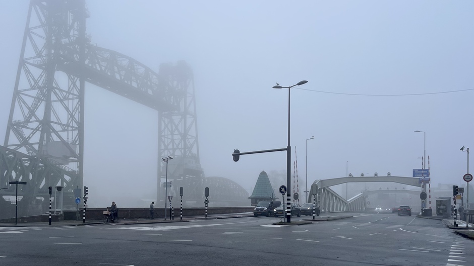 Maasbruggen in de mist 