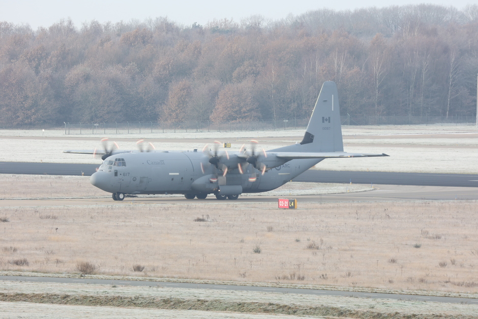 Canadese C-130 is vanmorgen heland op vlb Eindhoven. Het was bitter koud in de wind.......