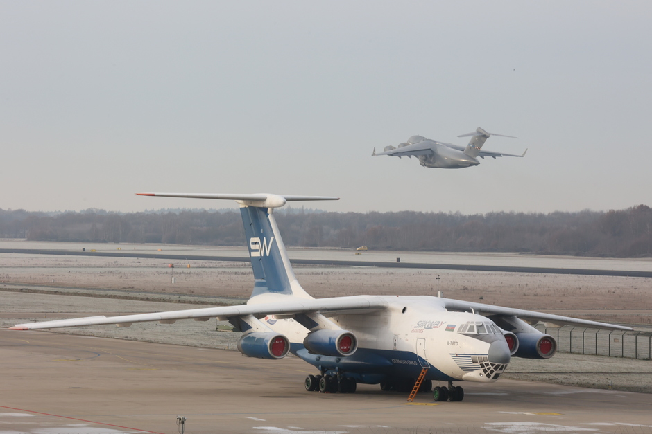 Een C-17 vertrok vanmorgen vanaf vlb Eindhoven, terwijl er een IL-76 nog geparkeerd stond. Het was koud vanmorgen