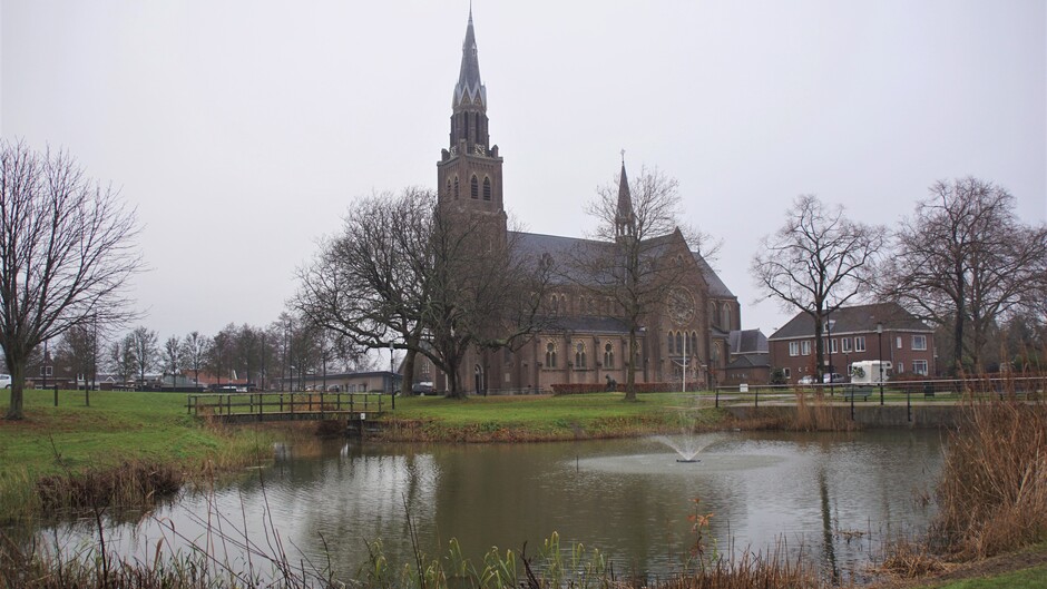 grijs weer rond de kerk met vijver en fontein 7 gr