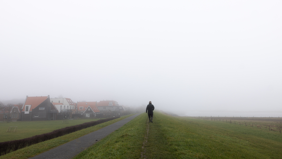 Dichte mist Waddendijk Vlieland.