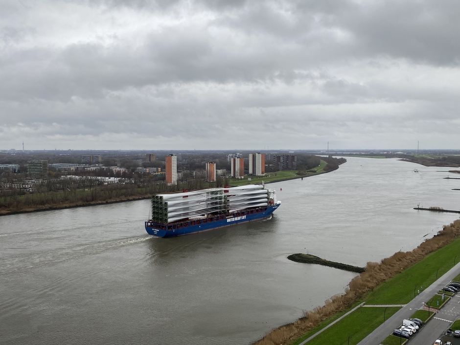 Nieuwe onderdelen voor de wind energie over de rivier de oude Maas